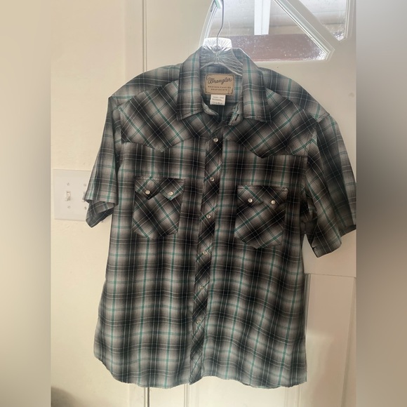 Wrangler plaid shirt with pearl snap-on buttons. Size Large, black, green. - Picture 2 of 10